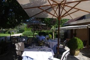 Hotels Hostellerie Restaurant Les Gorges de l'Aveyron : photos des chambres
