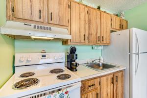 Beachfront Condo with Bay View in Fort Myers Beach!