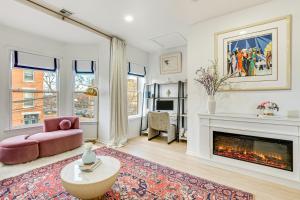 1 Mi to Prudential Center Remote Work-Ready Apt