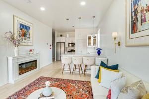 1 Mi to Prudential Center Remote Work-Ready Apt