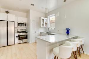 1 Mi to Prudential Center Remote Work-Ready Apt