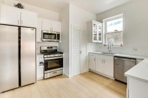 1 Mi to Prudential Center Remote Work-Ready Apt