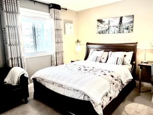 Cozy Walkout suite with King bed, Kitchen, Parking & Patio