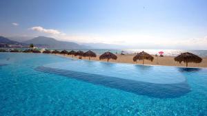 Beachfront 1BR w Balcony & Resort-Style Amenities