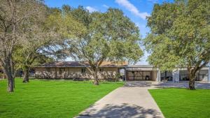 Schertz Country Farmhouse on 1 acre with Gameroom