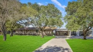 Modern Style Farmhouse on 1 acre with Gameroom - 环球市