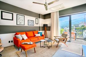 HGTV Funky Loft-Style Condo, Mtn Views, Pool, Gym