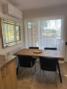 20 Minutes de Montréal, 3 chambres, 4 lits, 1 futon pour maximum 8 personnes