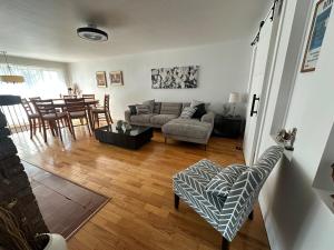 20 Minutes de Montréal, 3 chambres, 4 lits, 1 futon pour maximum 8 personnes
