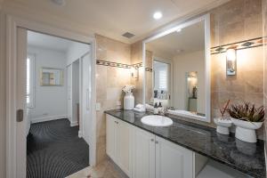 Chic Hastings Street Apartment