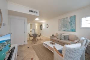 Chic Hastings Street Apartment