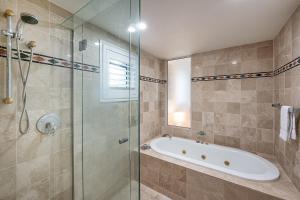 Chic Hastings Street Apartment