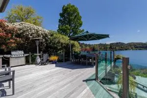 The Bach - Luxury Waterfront Living with Spa Pool - Lake Tarawera