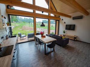 Apartment near Pern tejn Castle in Smr ek