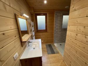 Chalets Chalet spacieux avec balcon et cuisine equipee - FR-1-787-112 : photos des chambres