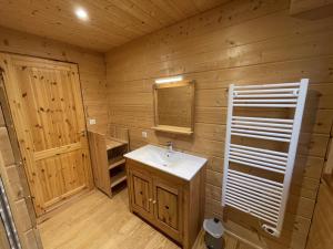 Chalets Chalet spacieux avec balcon et cuisine equipee - FR-1-787-112 : photos des chambres