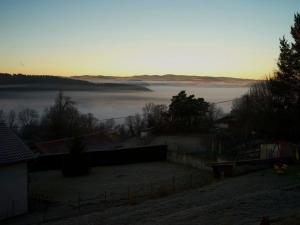 B&B / Chambres d'hotes Chambre cosy avec terrasse et jardin proche Puy-en-Velay - FR-1-582-526 : photos des chambres