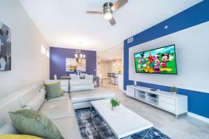 3150-208OH STOREY LAKE, CONDO 32 POOL VIEW