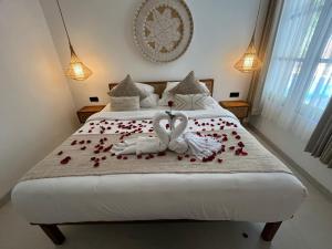 New villa Private Pool - minutes from airport