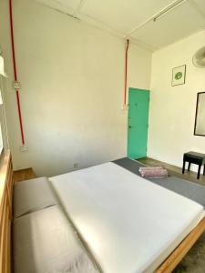 Iza Homestay - The Amazing Black
