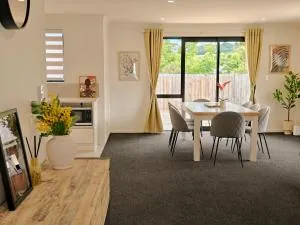 Stylish Home Away from Home - Mamaku