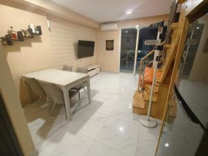 Huge Family Room Jati Junction - Pool & Gym