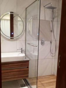 Modern, fully furnished 2BD apt