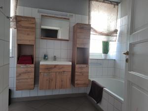 Landhauswohnung mit Terrasse im alten Ortskern, EG