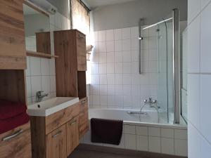 Landhauswohnung mit Terrasse im alten Ortskern, EG