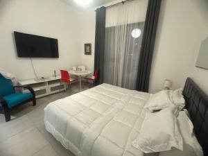 Double bed, Prime location, Beach Access,Pool View