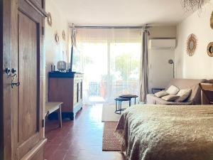 Appartements Appartement 3 pers - piscine - clim - parking : photos des chambres