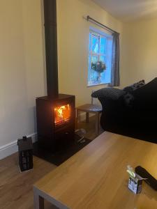 HOT TUB, WOOD BURNER, ELECTRIC GATES, SPA BATHROOM LUXURY 5 stars