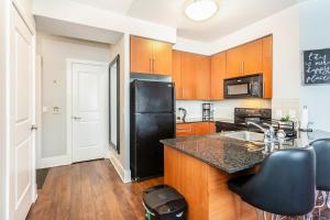Executive 2BR 2BATH Condo with Lakeview Steps from SQ1