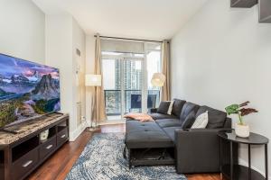 Executive 2BR 2BATH Condo with Lakeview Steps from SQ1