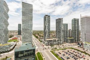 Executive 2BR 2BATH Condo with Lakeview Steps from SQ1