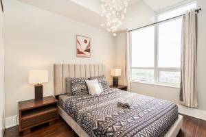 Executive 2BR 2BATH Condo with Lakeview Steps from SQ1