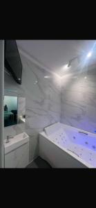 La home White Jacuzzi