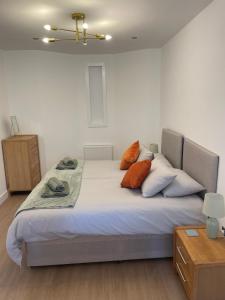 Modern studio apartment, access to Holyrood & City