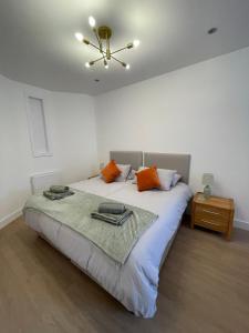 Modern studio apartment, access to Holyrood & City