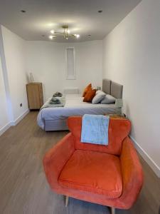 Modern studio apartment, access to Holyrood & City