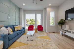 Hey Nashville Dolly Denim Dual Townhomes