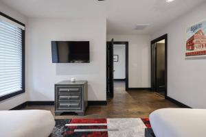 Two Townhomes- Rooftop Lounge- Hot Tub- City Views