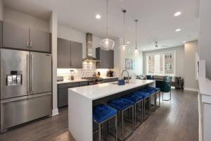 Rhythmic Retreat Rooftop Lounge 4 Bedroom 4.5 Bath