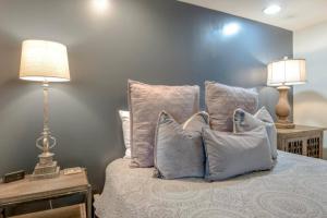 Urban Hideaway Cozy Studio with Pool Access