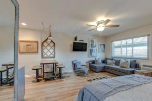 Urban Hideaway Cozy Studio with Pool Access