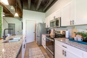 Vibrant Studio Retreat - South Nashville