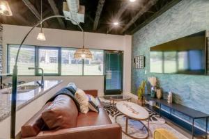 Vibrant Studio Retreat - South Nashville