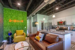 Vibrant Studio Retreat - South Nashville