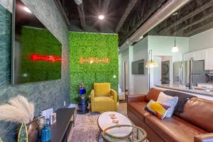 Vibrant Studio Retreat - South Nashville