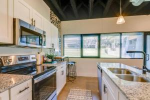 Vibrant Studio Retreat - South Nashville